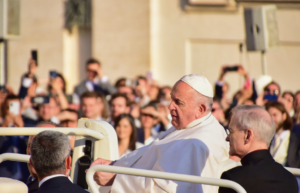 El Papa Francisco termina su primer día en Papúa Nueva Guinea ayudando a las poblaciones desfavorecidas